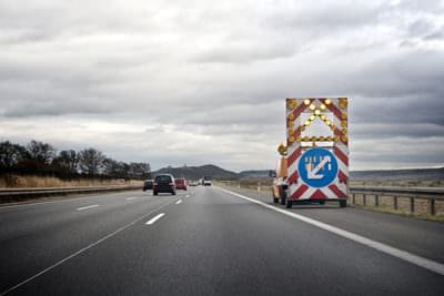 Warning sign on highway – construction site ahead Schadensgutachten, Fahrzeugbewertung, Sicherheitsprüfung und Fahrzeuggutachten für Sonderfahrzeuge und Baumaschinen bei Bettels und Schrader in Hildesheim