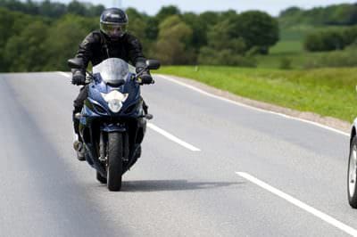 Man drives Suzuki motorcycle Schadensgutachten, Unfallgutachten und Fahrzeugbewertung für Motorräder und Zweiräder bei Bettels und Schrader in Hildesheim