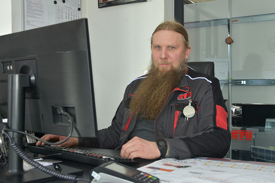 Benjamin Offeney Hauptuntersuchung in Hildesheim für LOF Zugmaschinen und Sonderfahrzeuge